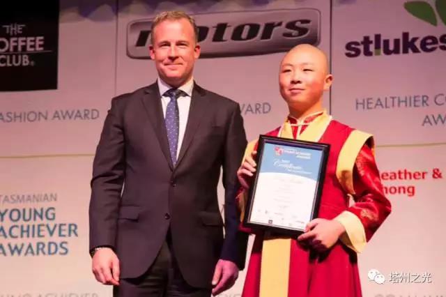 現 場 表 演 視 頻